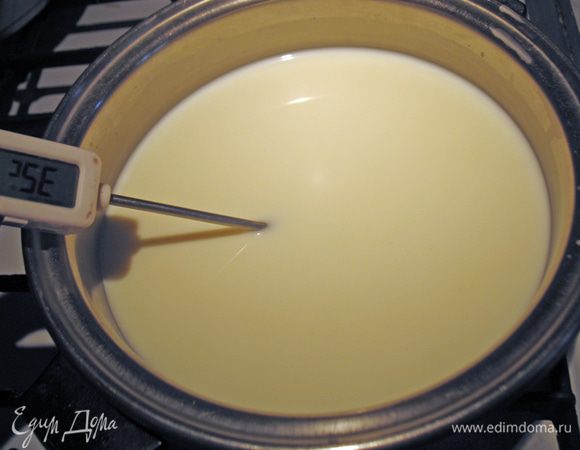 Нагреваем молоко до 32-35 градусов. В теплое молоко выливаем разведенный фермент и помешиваем 1-3 минуты. Огонь выключаем.
