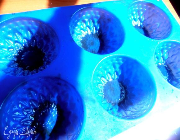 Силиконовые формочки смазываем растительным маслом.