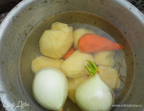 Закладываем нарезанный картофель, морковь, лук  и варим дальше до полуготовности .