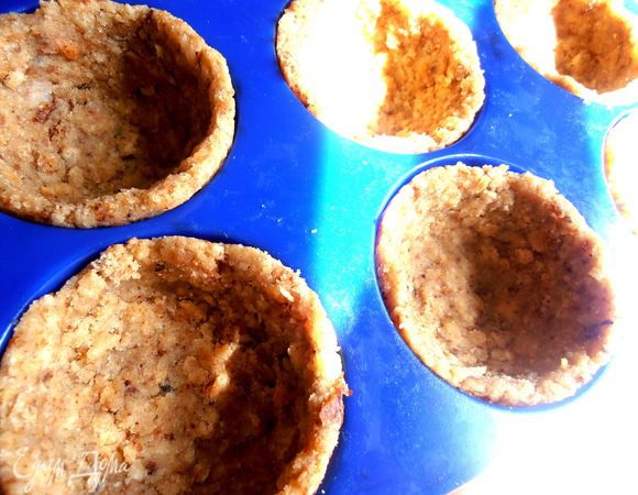 Затем плотно размяла по формочке...