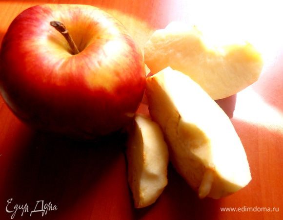 Яблока достаточно половинку...без кожицы!