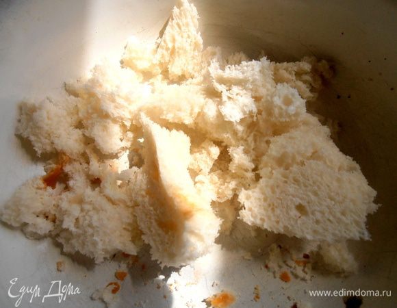 Мякиш батона отделяем от плотных корок.