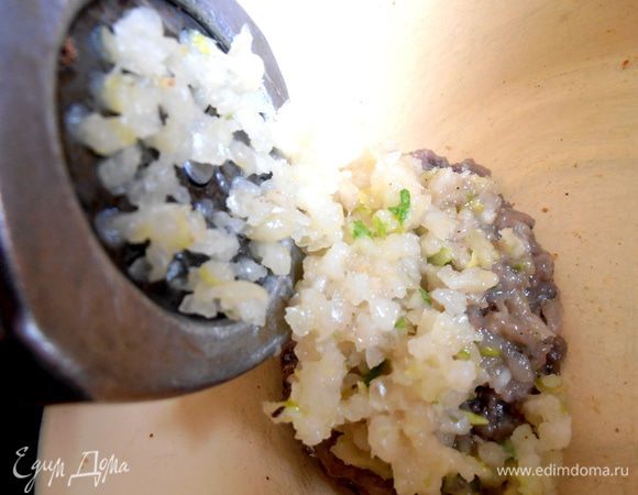 Начинаем перемалывать на мясорубке кильку....,лук...