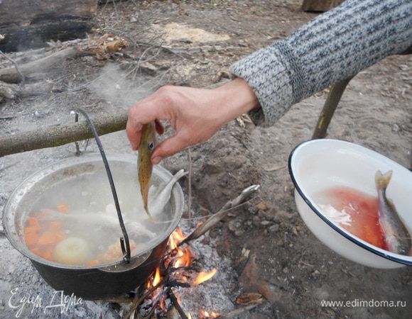 Берем новую порцию сырой рыбы, отправляем в казанок, варим до готовности.