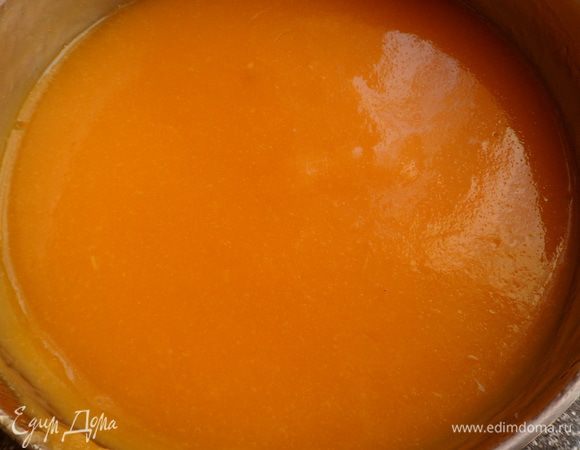 получилось 330 мл. мангового пюре  5 г желатина разводим по инструкции на пачке и соединяем с пкуре. Отправляем в холод до застывания
