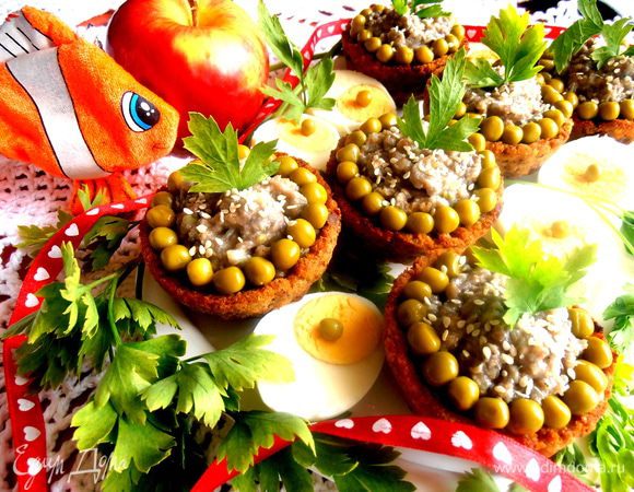 Украшаем по краям горошинами...