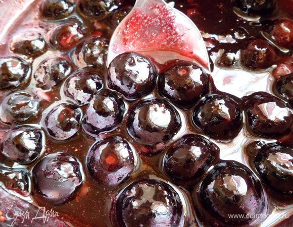 Помытую чернику соединяем с сахаром (по вкусу) и нагреваем до растворения сахара и для того, чтобы ягода цвет дала
