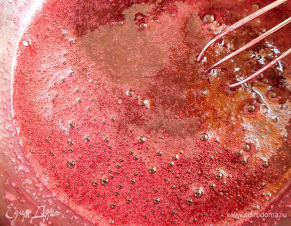 перетираем через сито, разводим 4 грамма желатина и соединяем с ягодной массой