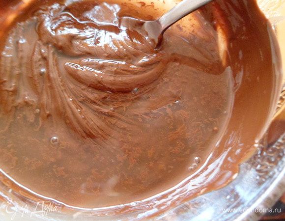 в это время займемся шоколадными шариками, pастопив шоколад в микроволновке и добавив воды
