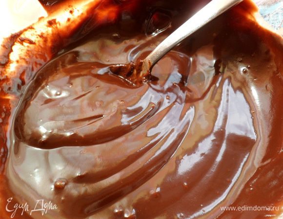 интенсивно перемешиваем шоколад с водой до однородной массы и оставляем остывать