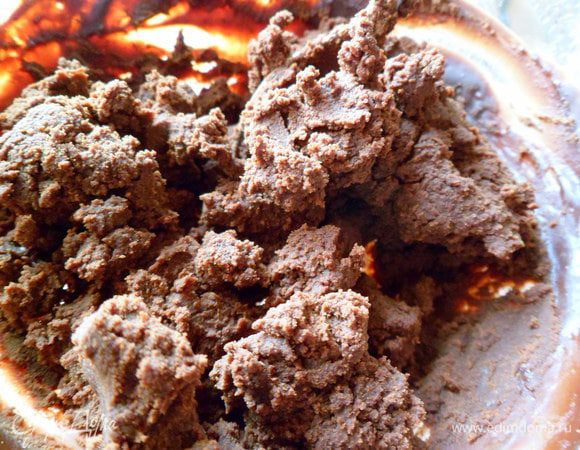 остывший шоколад перемешать, получится вот такая рыхлая, но послушная масса