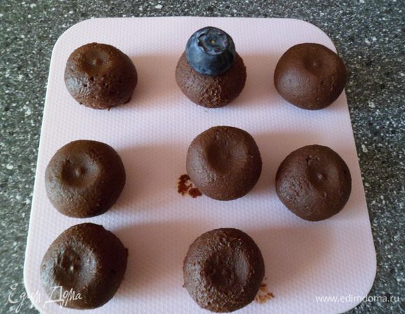 из шоколадной массы лепим шарики (8 шт). Ягодой делаем ямочки