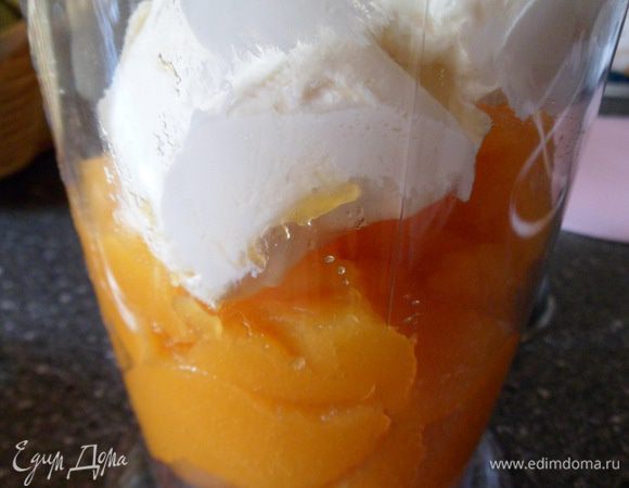 застывшее манговое желе делим на 2 неравные части, соединяем с 125 г маскарпоне и пробиваем в блендере в пышную массу