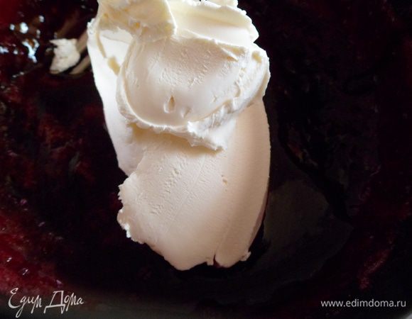 также соединяем застывшее черничное желе с оставшейся частью маскарпоне и пробиваем в блендере