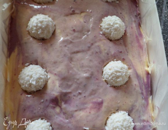 ровняем аккуратно и укладываем рафаэллки сверху, утопив их в муссе