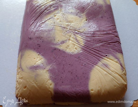 застывшее мороженое отделяем от формы и пленки