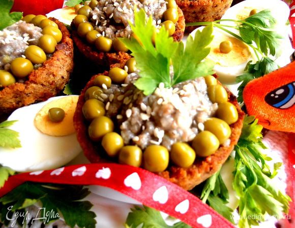 Лучше всего готовым корзиночкам дать постоять в холодильнике...Будет вкуснее!!! Хлебные корзиночки не размокнут,не бойтесь))) Проверено!!!