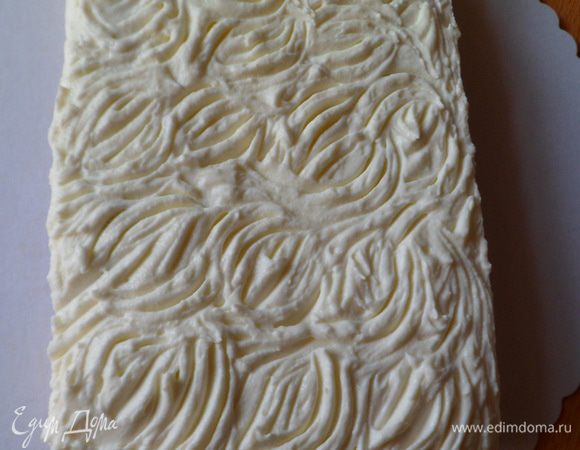 взбиваем с загустителем сливки и украшаем верх мороженого. У мороженого можно подрезать края. Отправляем еще на час в морозилку