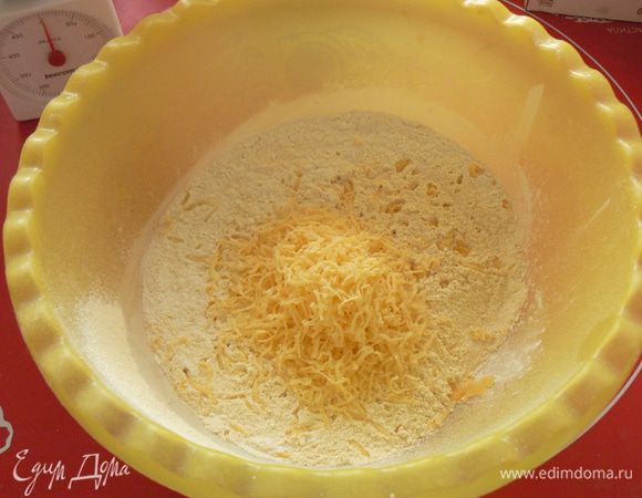 Смешиваем гороховую и пшеничную муку с солью,трем сыр на мелкой терке
