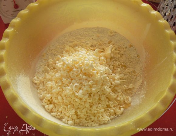 добавляем холодное масло, натертое на терке