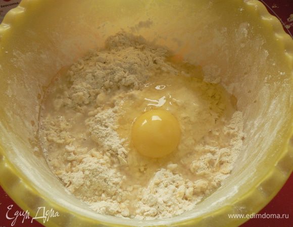 Добавляем яйцо, 4-5 ст. л. воды.