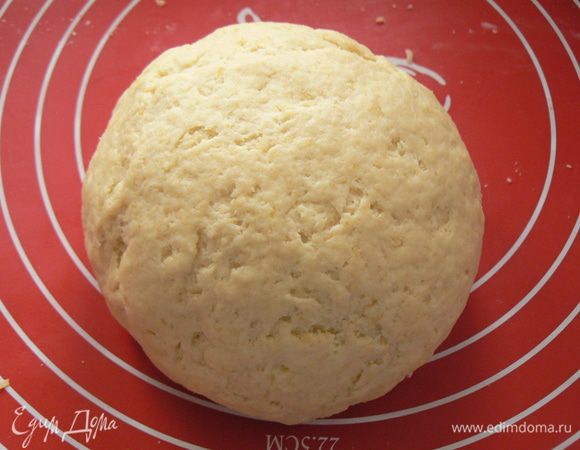 Замешиваем тесто. Собираем его в шар, накрываем пищевой плёнкой и помещаем в холодильник на 30 минут