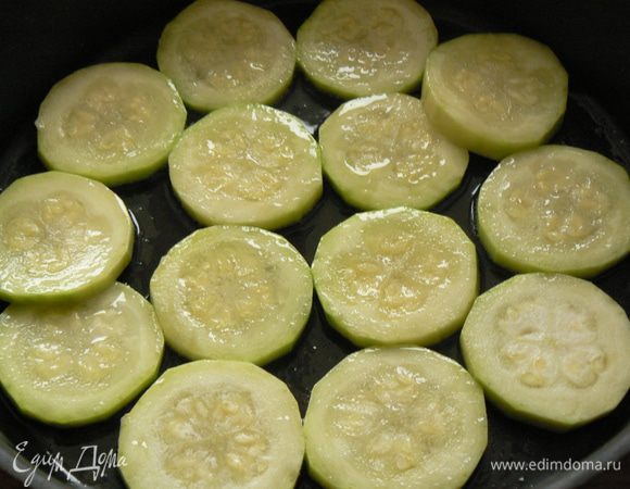 В это время готовим начинку.Кабачки режем кружочками.
 В сковороду наливаем растительное масло и выкладываем овощи, слегка обжариваем до прозрачности и мягкости