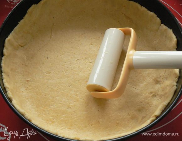  Форму смазываем маслом.
Выкладываем тесто, равномерно распределяем его по форме и формуем бортики. 