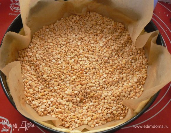 Сверху кладём бумагу для выпечки с грузом (фасоль, горох, рис, гречка). Помещаем в духовку при 180 градусах примерно на 15 минут.