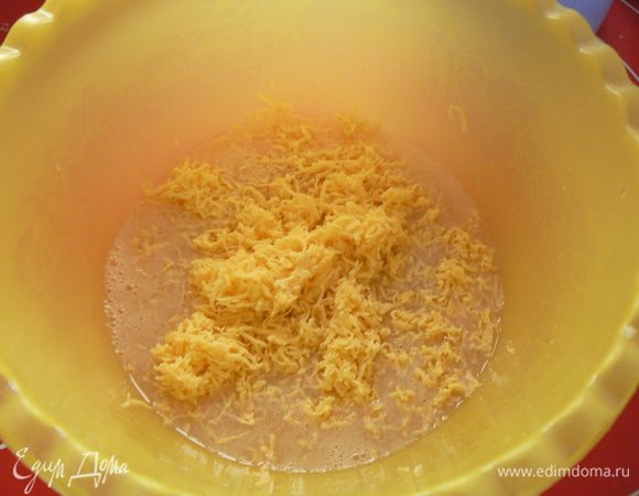  Взбиваем яйца с солью.
 В яйца добавляем сыр и перемешиваем, выдавить через пресс чеснок