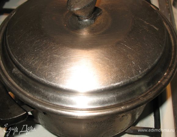 Закрываем кастрюлю с молоком крышкой и оставляем на 20 -30 минут, до появления сгустка.  "Образование сгустка можно проверить чистым пальцем - молоко не должно оставаться на пальце". 