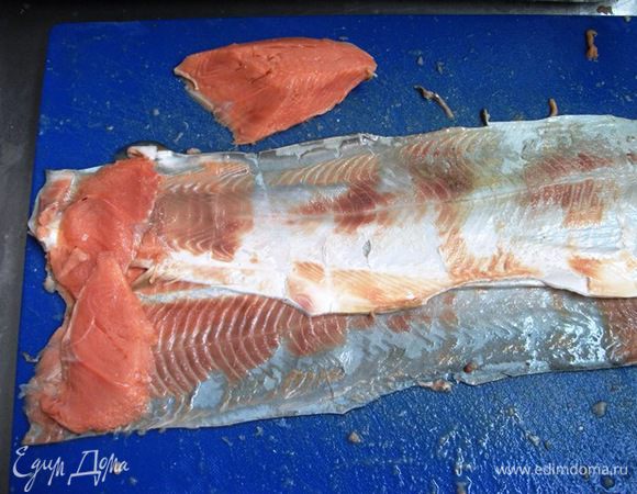 Удалить остатки чешуи и хорошо промыть шкурку филе. 
Замочить желатин. 
Филе горбуши аккуратно срезать пластами со шкуры. Шкурка желательно должна остаться неповрежденной.