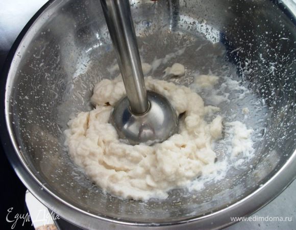 Пюрировать обрезки трески, смешать со сливками и ввести замоченный желатин и яйца. хорошо взбить.