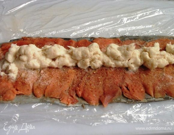Нарезанное пластиками филе горбуши разложить на шкурке, посыпать специями, посолить.Сверху выложить мусс из трески.