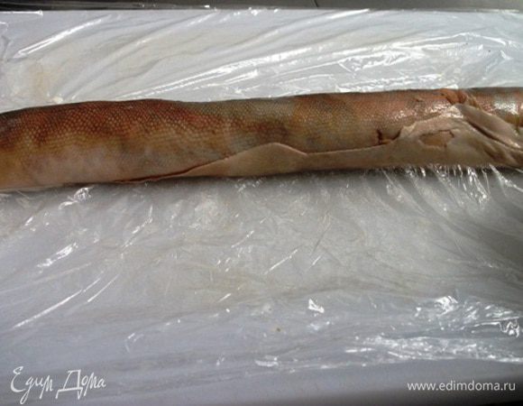 Свернуть с помощью пленки в рулет