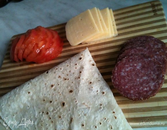 Лаваш разрезать пополам.