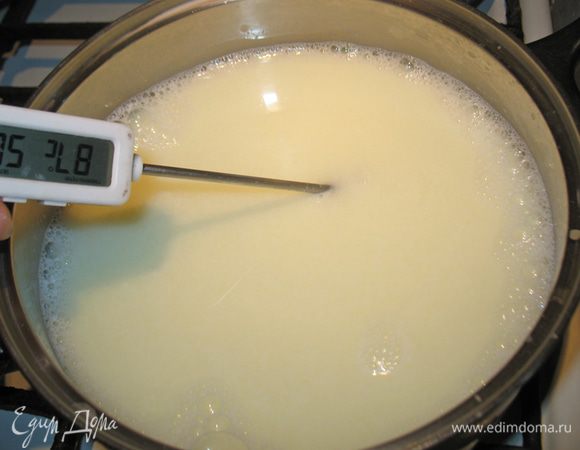 Нагреваем оставшуюся сыворотку до 85-87 градусов. Одеваем перчатки чтобы не обжечься. 