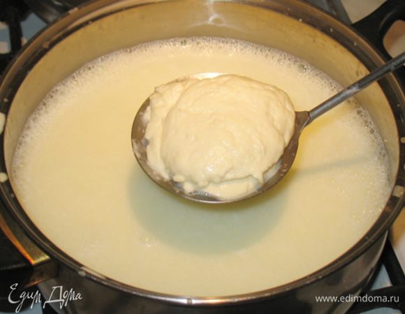 Небольшой кусочек сырной массы положить на шумовку и опустить секунд на 5 -15 в горячую сыворотку. Достаем его и начинаем растягивать, сырный кусочек не должен рваться, если такое происходит то опять опускаем в горячую сыворотку.