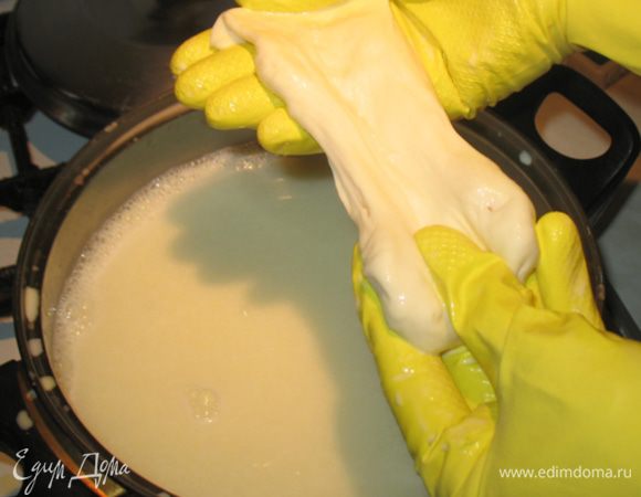  Необходимо растянуть и сложить несколько раз, опять опускаем в горячую сыворотку и снова растягиваем, пока сырная масса не станет эластичной. 