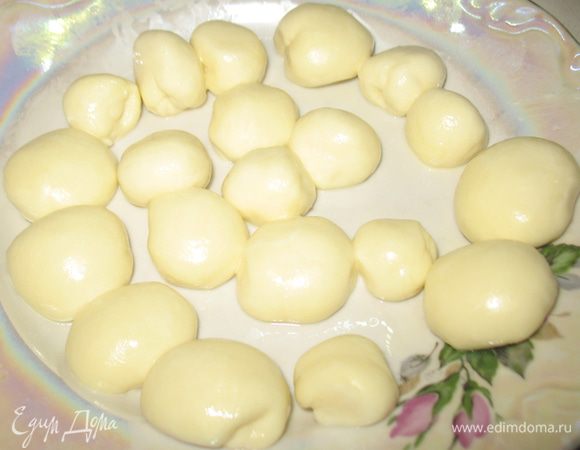 Например шарики любого размера или косички. Складываем наши шарики в охлажденную сыворотку, чтобы они не потеряли форму (я не сделала и они сплющились).  Если не положить шарики в сыворотку они начнут желтеть, у меня так и получилось. 