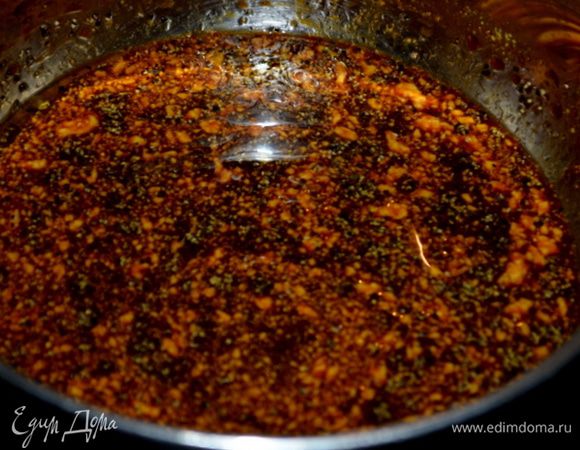 Скомбинируем все перечисленные ингредиенты в емкости для плиты кроме частей куриных. Поставим на средний огонь и примерно 2 мин. кипятим.
Можно приготовить заранее и держать в хол-ке несколько дней.
1/4 стак.меласса ,1/4 стак. яблочный уксус ,1 стол. л растит.масло ,
1 стол.л вустерский соус ,1 стол.л Дижон.горчица, 1 стол.л апельсин.сок ,
1 ч.л апельсин.цедра, черный перец по вкусу.