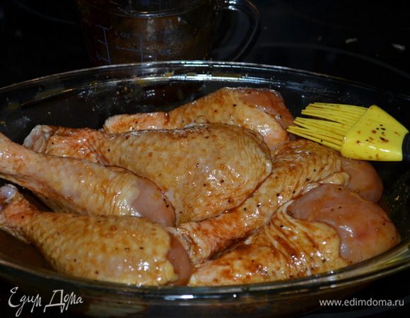 Подготовим гриль,смажем решетку гриля растит. маслом или спец.спреем для гриля.
Куриные части кисточкой смажем приготовленной массой. Выложим на разогретый гриль. И готовим, не забываем переворачивать, в течение готовки смазываем части смесью опять.