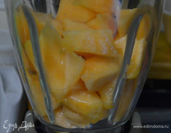Очистим и нарежем дыню кубиками. Выложим в блендер.