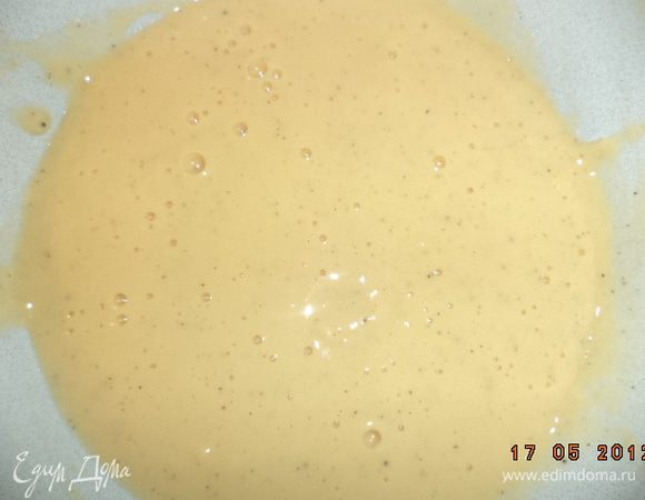 Готовим кляр. Взбиваем яйца в пышную пену, солим, перчим. Добавляем муку. Тщательно перемешиваем кляр. Отставляем в сторону.