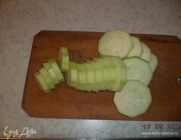 Кабачок чистим. Режем кружочками.