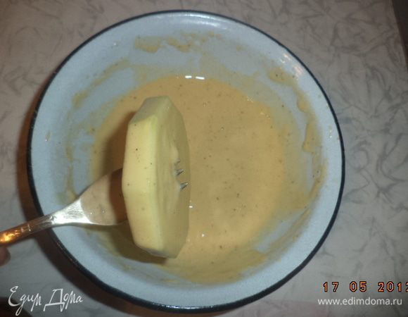 В сковороде разогреваем растительное масло. Обмакиваем наши кружочки в кляр и обжариваем с двух сторон до румяной корочки.