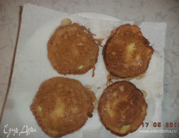 Выкладываем на бумажное полотенце, чтобы избавиться от лишнего жира.