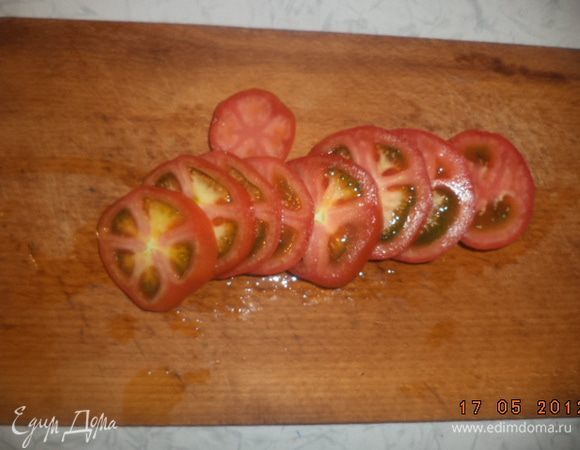 Помидорки нарезаем кружочками.