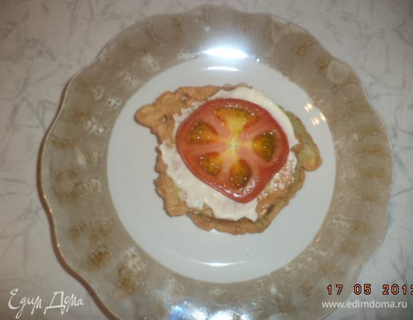 А теперь собираем наши башенки. Кружочек кабачка смазываем майонезом, сверху выкладываем кружочек помидорки.