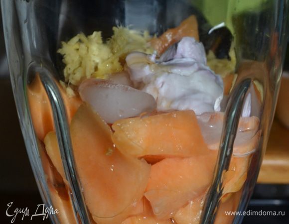 Имбирь натереть на терке,добавим в блендер, затем пищевой лед, 1 ч.л. мед  йогурт. Взбить до мягкого состояния как на смузи.